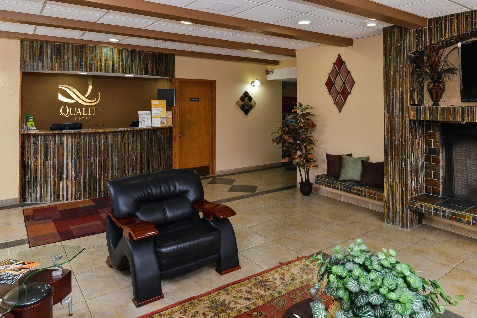 Quality Inn East Dubuque 外观 照片